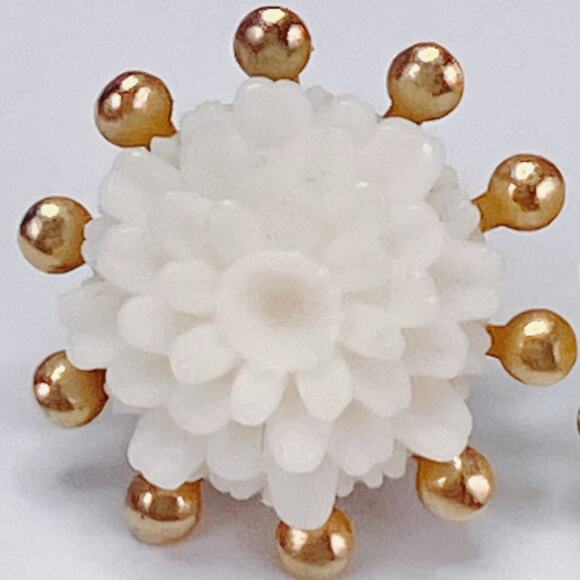 Vintage 1950s Thermoset White Floral Gold Tone Stud Earrings Petite Mid Century - Picture 7 of 10